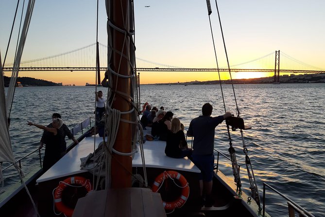 2-Hour Lisbon Traditional Boats Sunset Cruise with White Wine - São Jorge Castle and Alfama on the river: the Lisbon-hill view you cannot fake