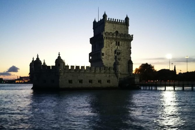 2-Hour Lisbon Traditional Boats Sunset Cruise with White Wine - Lisbon Cathedral and Santa Engrácia: what you can spot without stepping off