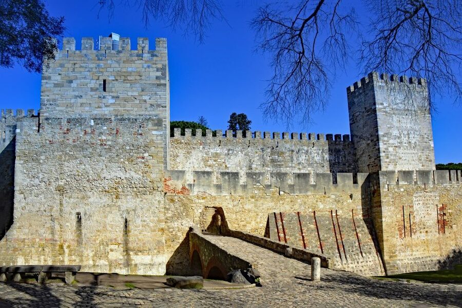 Alfama and the Castle of Saint George - Small Group Tour - Climbing to St George’s Castle, and using the line skip well