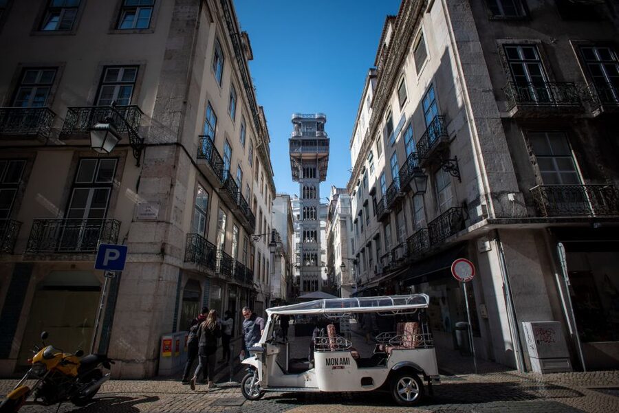 Burguês: Lisbon City Center Private Tuk Tuk Tour - Praça Luís de Camões and the baroque moment at Igreja de São Roque