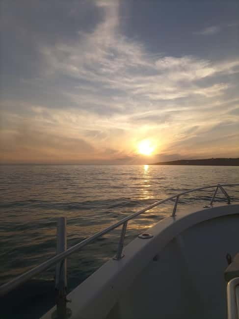 Cascais: Sunset Boat Trip with Welcome Drinks - Welcome Drinks, Snacks, and Staying Comfortable While It Gets Chilly