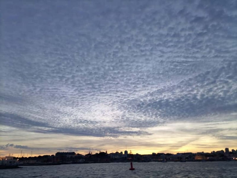 Cascais: Sunset Boat Trip with Welcome Drinks - The Live Guide Experience: What You Gain From Having a Human Narrator