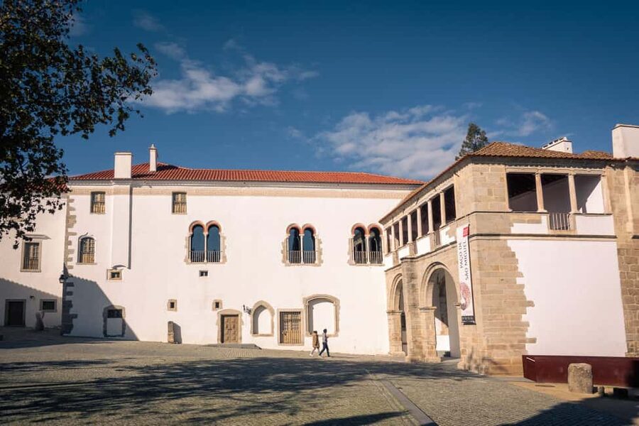 Évora: Flexible Walking Tour in Historic Center - Colegiais Garden, Espírito Santo College, and Páteo de São Miguel