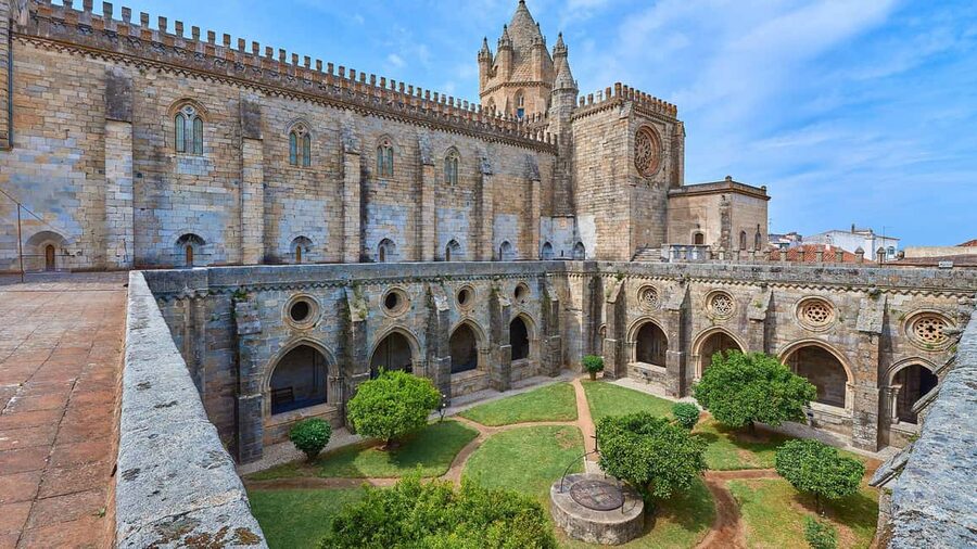 Évora: Private tour with entrance tickets to main monuments - Other Hidden Corners, Myths, and What to Ask Your Guide