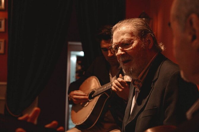 Fado Show with Port Wine at Historic Lisboa em Fado - The show’s rhythm: how the history videos fit without killing the mood