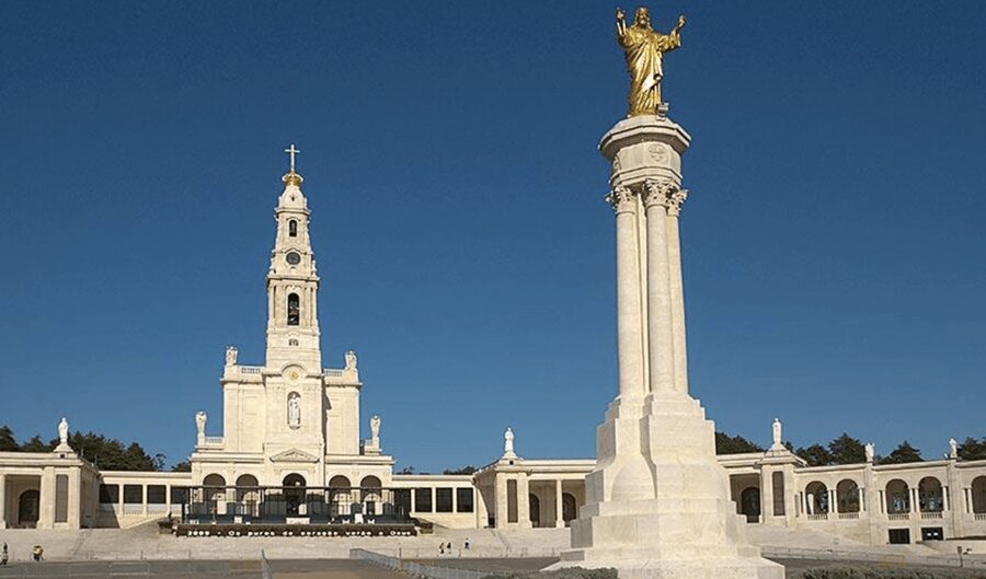 Fatima, Batalha, Nazaré and Óbidos: Private Full Day Tour - A Stop for Religious Objects, Then Back to Your Pace