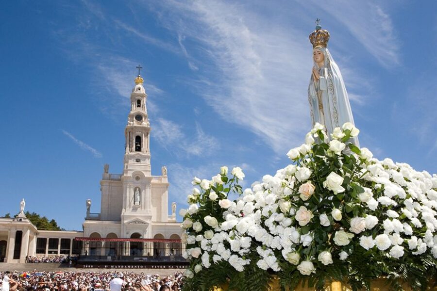 Fatima, Batalha, Nazare, Obidos Private Full Day Tour - Óbidos Medieval Village: Castle Walls, Winding Streets, and Ginjinha