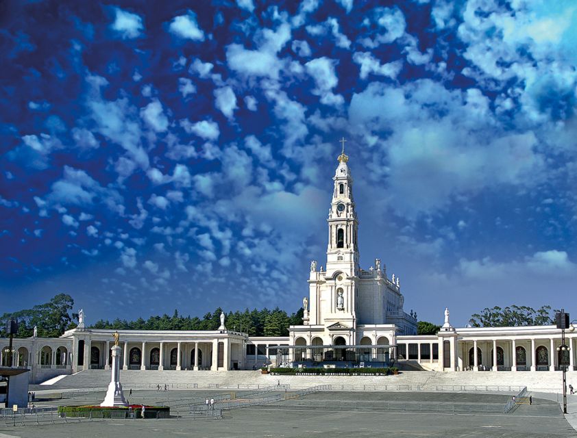 Fátima: Half-Day Tour - The Pickup at Marques of Pombal, Then the Drive North