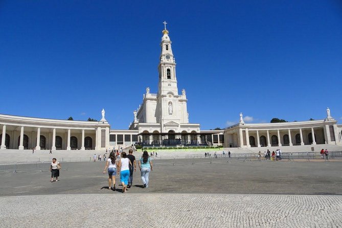 Fátima, Nazaré, and Óbidos: Small Group Tour From Lisbon - The Drive to Nazaré: Coastal Views That Change as the Coast Changes