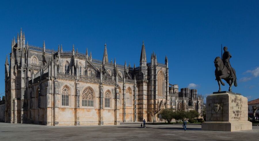From Lisboa: Fatima, Nazare, Obidos & Batalha Full Day Tour - Nazaré: Fishing Town Charm and Praia do Norte’s Giant-Wave Fame