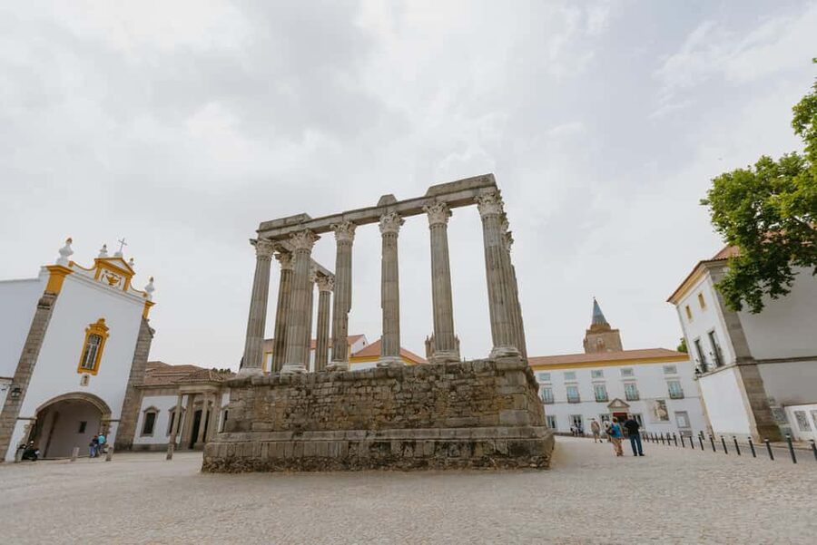 From Lisbon: Évora and Monsaraz Day Tour with Wine Tasting - Entering Évora with the right order: St. Francis and the Chapel of Bones