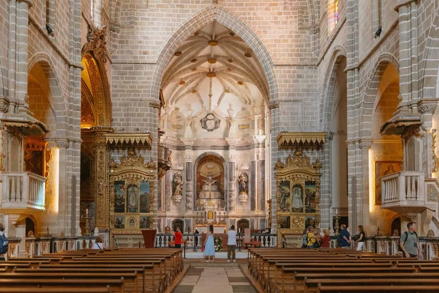 From Lisbon: Évora and Monsaraz Day Tour with Wine Tasting - The winery stop: what you actually get from the 1-hour wine tasting