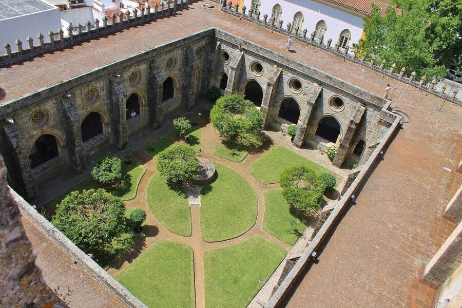 From Lisbon: Évora Private Historic Discovery Tour - A day trip that turns Évora into a living timeline
