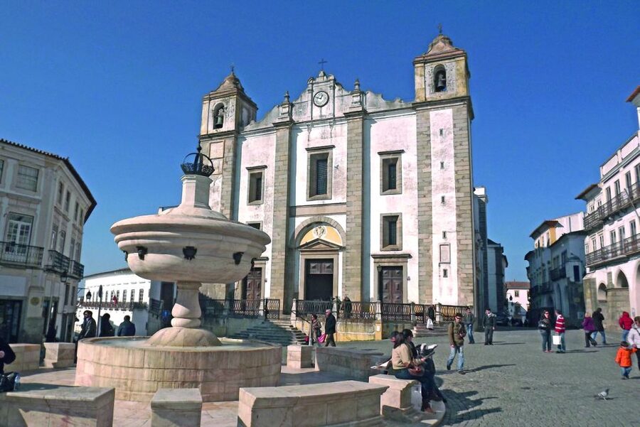 From Lisbon: Évora Wine & Heritage Tour - Cathedral of Évora: Gothic Portugal’s big statement