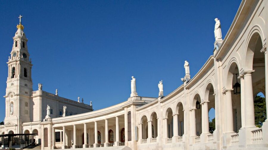 From Lisbon: Fátima, Batalha, Nazaré & Óbidos Full-Day Tour - Nazaré fishing village: the Mary legend, sea views, and lunch on your own