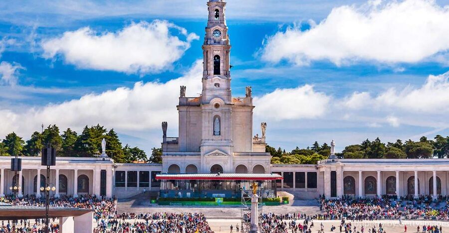 From Lisbon: Fatima, Nazaré, Óbidos Full-Day Trip - Meeting your guide in Lisbon and keeping the day painless