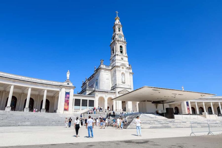 From Lisbon: Fátima, Nazaré & Sintra – 3 Cities Guided Tour - Nazaré Fishing Town: Guided Streets, Free Time, and Lunch Options