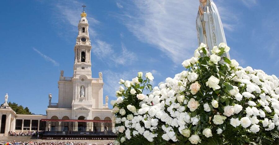 From Lisbon: Fatima Sanctuary Private Day Tour - From Lisbon to Sanctuary Square: the big first impression