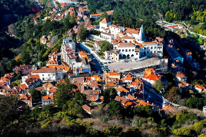 From Lisbon: Sintra, Pena Palace, Regaleira, Guided Day Tour - Castelo dos Mouros: Moorish walls, big skies, 360° views
