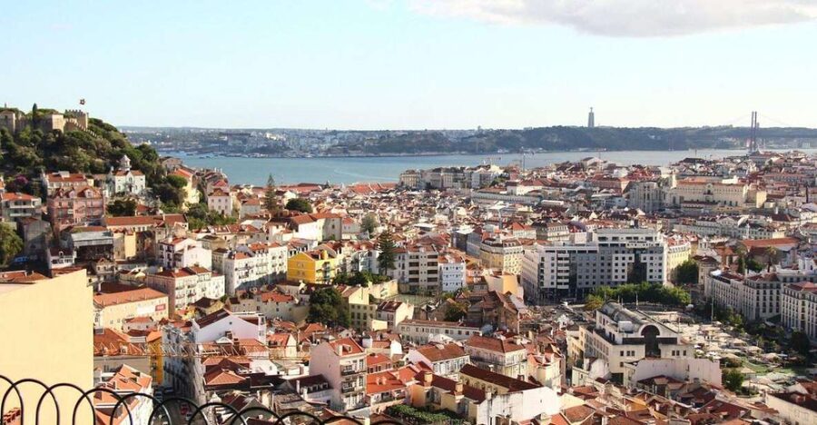 Full city of Lisbon on board of a private car - Who this tour is best for