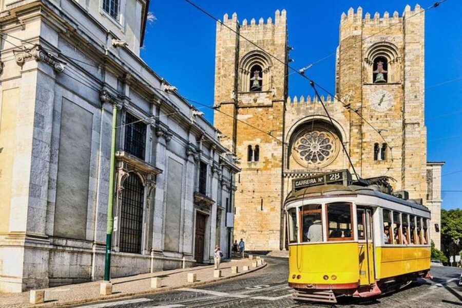 Full city of Lisbon on board of a private car - São Pedro de Alcântara and Bairro Alto, getting the city in one frame