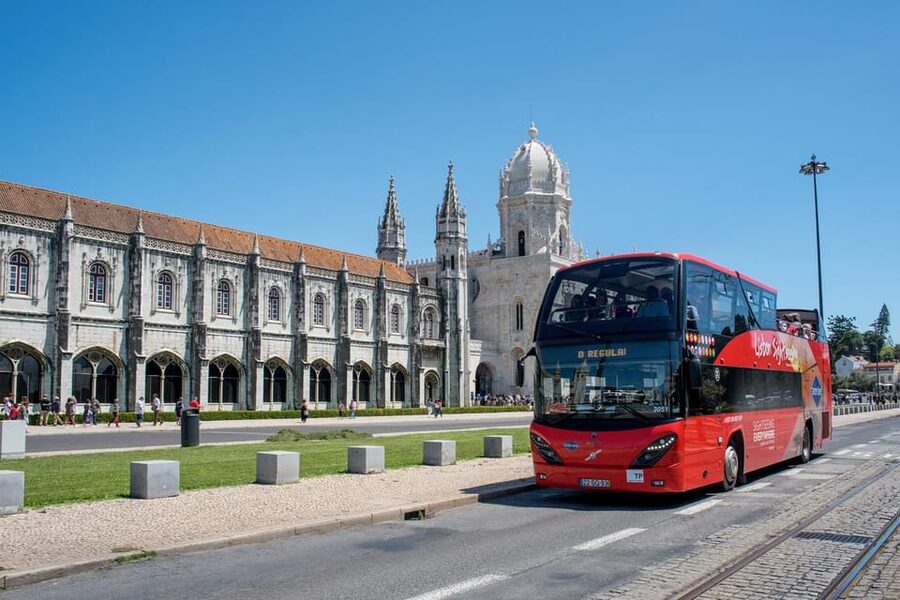 Hop on Hop Off Bus with Oceanario Ticket - Inside Lisbon Oceanarium: what makes it worth pairing with the bus