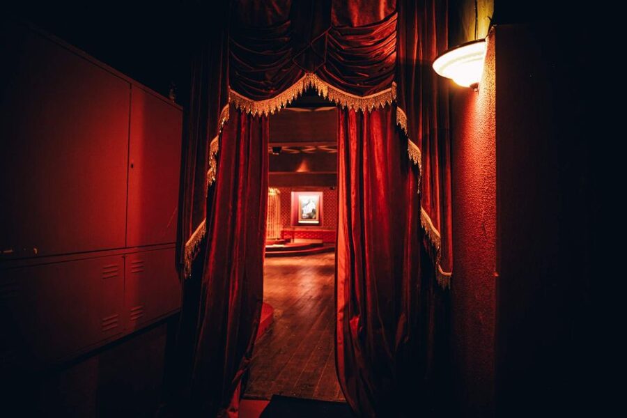 Lisboa - A Morte do Corvo, new immersive theatre, not spoken - Meeting Point at the Parking-Lot Gate (So You Start Smooth)