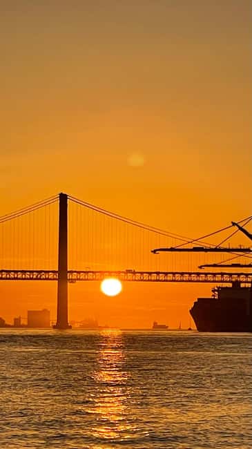Lisboa:Sunset Sailing Tour at Tagus River with welcome drink - Commerce Square to the River Museums: The View Upgrade That Matters