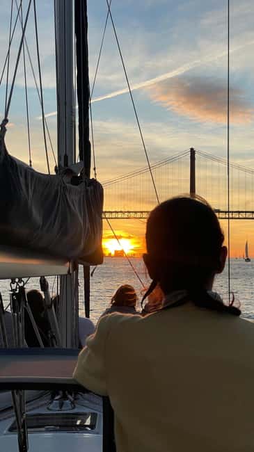 Lisboa:Sunset Sailing Tour at Tagus River with welcome drink - Welcome Drink, Snacks, Blankets, and On-Board Comfort