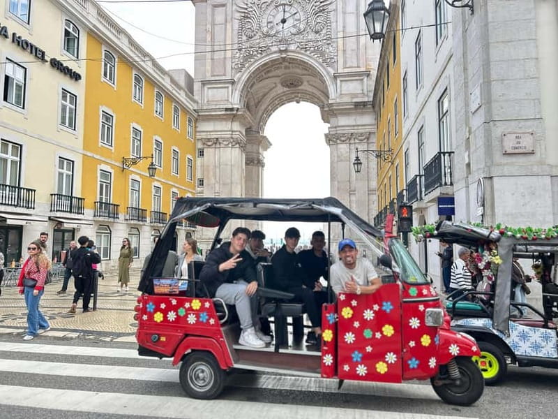 Lisboa: Tuk Tuk ride in Alfama & pick-up you at the hotel. - Food and drink on the move: pastry and liquor that fit a short tour
