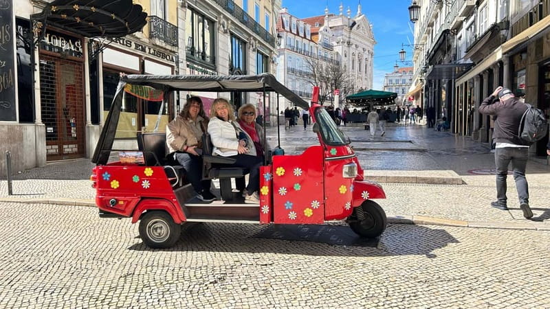 Lisboa: Tuk Tuk ride in Alfama & pick-up you at the hotel. - How Wesley-style guide help makes your photos actually easier