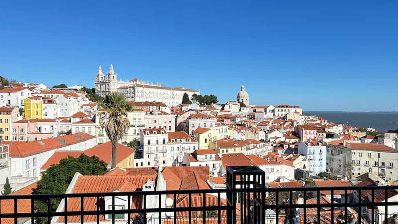 Lisboa: Tuk Tuk ride in Alfama & pick-up you at the hotel. - Hotel pickup, then straight to the start point at Hard Rock Cafe