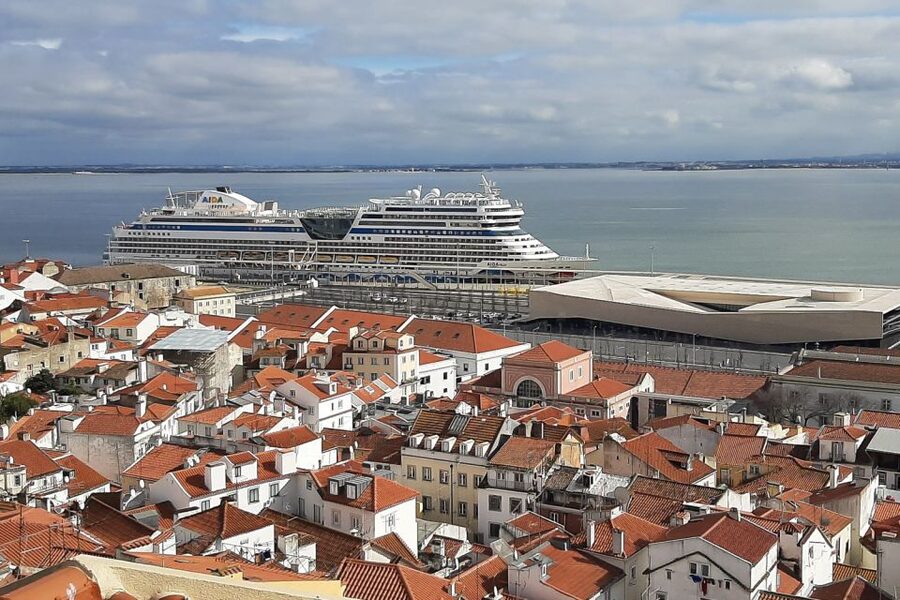 Lisbon: 1,5 Hours Historical Tuk Tour for Two Persons. - Riding into the lanes buses cannot reach