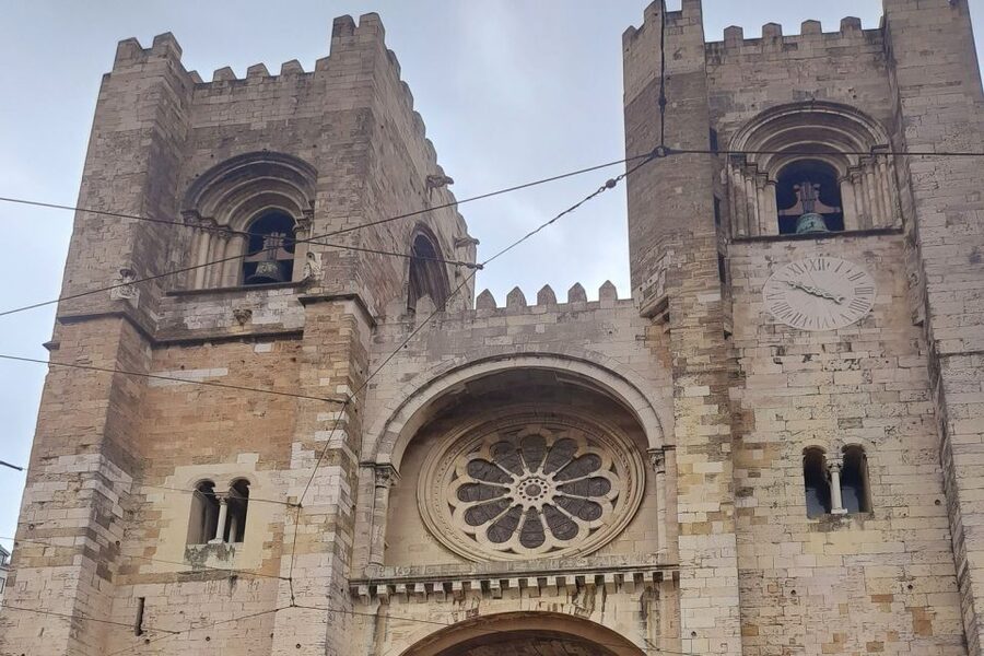 Lisbon: 1,5 Hours Historical Tuk Tour for Two Persons. - Meeting at Hard Rock Cafe and starting without stress