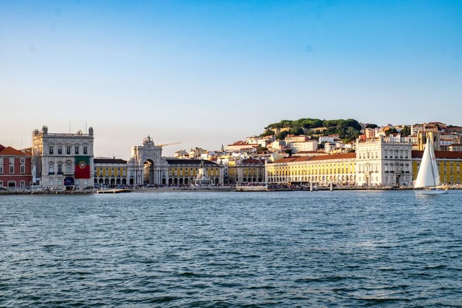 Lisbon: 1 or 2-Hour Cruise along the Tagus River - Onboard comfort: yacht amenities, small-group vibe, and the sound of Lisbon on deck