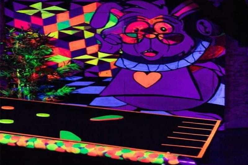 Lisbon: 18-Hole Indoor Minigolf Ticket with Bar Area - Where Mini Golf Lisbon fits into a day or night