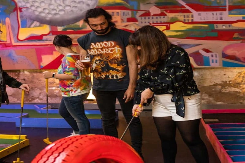 Lisbon: 18-Hole Indoor Minigolf Ticket with Bar Area - The course experience: 18 holes in natural light and UV neon