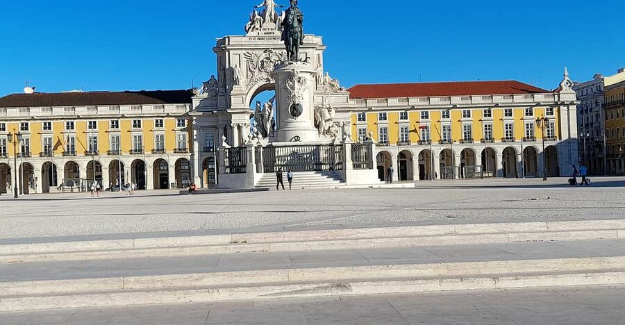 Lisbon: 2 hours Private City Highlights Tuk-Tuk Tour for two - Sé de Lisboa, Santa Luzia, and the first viewpoint rhythm