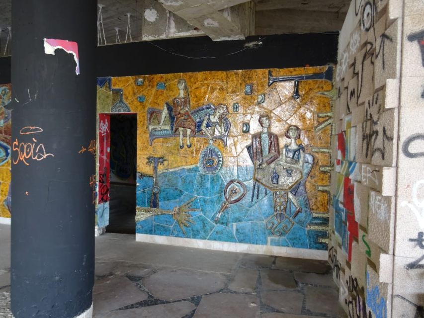 Lisbon: 2 hours Private City Highlights Tuk-Tuk Tour for two - São Vicente de Fora and Santa Engracia: quick cultural beats