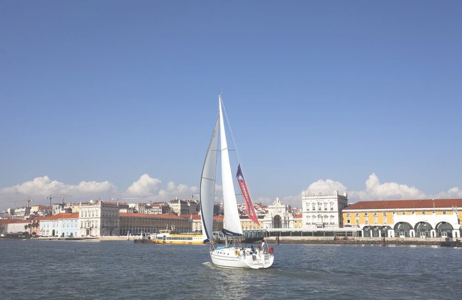 Lisbon 2H Private Tour by SAILBOAT / SAIL or POWER CATAMARAN - Sailboat vs Power Catamaran: Picking the Right Feel for Your Group
