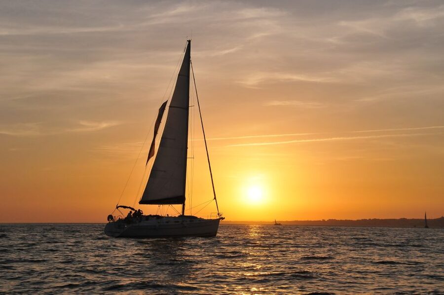 Lisbon 2H Private Tour by SAILBOAT / SAIL or POWER CATAMARAN - Price and Value for a Private Cruise Up to 8