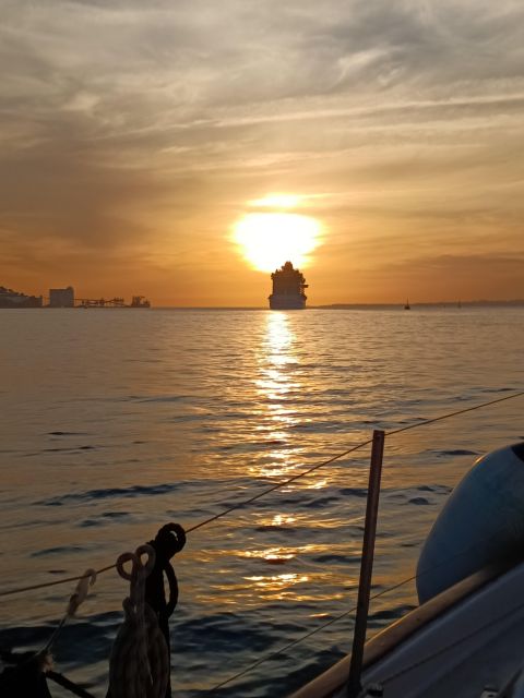 Lisbon: 2H Sunset Boat Cruise Tour with Drinks - The Drinks and Portuguese Bites: What’s Included, and Why It Works