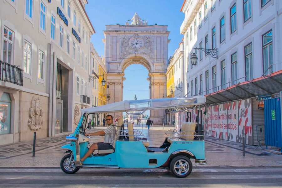 Lisbon: 3h tour in German to all viewpoints with local guide - Key points worth caring about