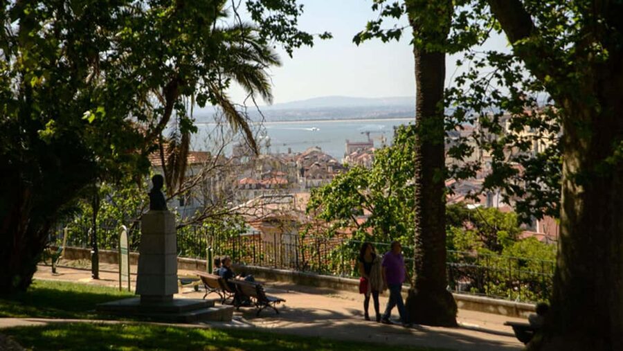 Lisbon: 3h tour in German to all viewpoints with local guide - Graça Monastery terraces: calm, shade, and São Jorge views