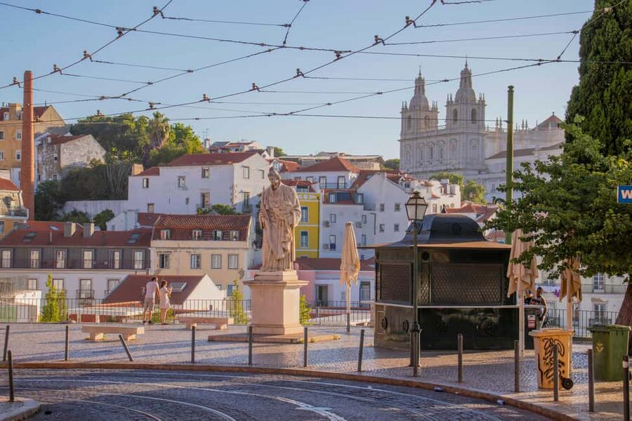 Lisbon: 3h tour in German to all viewpoints with local guide - Lisbon’s center sweep: Commerce Square, Pink Street, Chiado, and Rossio