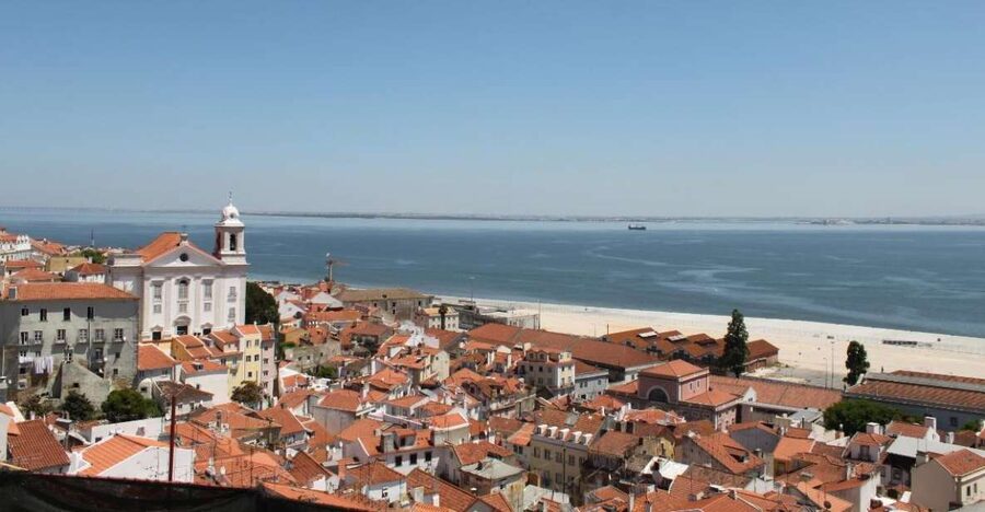 Lisbon: Alfama and São Jorge Castle Quarters Walking Tour - Guides that make the stories land