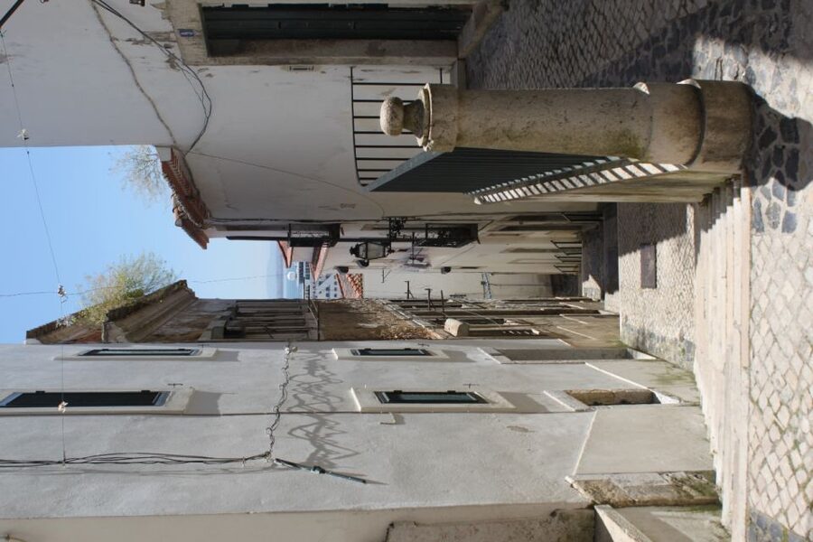 Lisbon: Alfama and São Jorge Castle Quarters Walking Tour - Alfama’s hidden stairways and the Jewish Quarter echoes