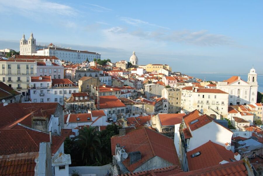 Lisbon: Alfama and São Jorge Castle Quarters Walking Tour - Fado roots and Largo do Chafariz de Dentro