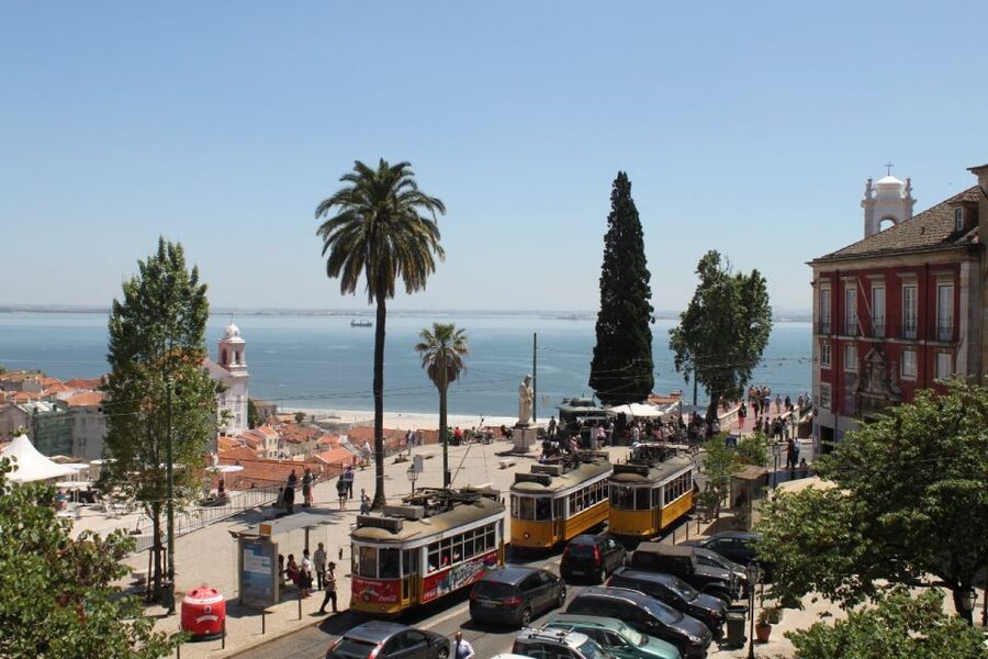 Lisbon: Alfama and São Jorge Castle Quarters Walking Tour - The São Jorge Castle name, the walls-only reality, and smart add-ons