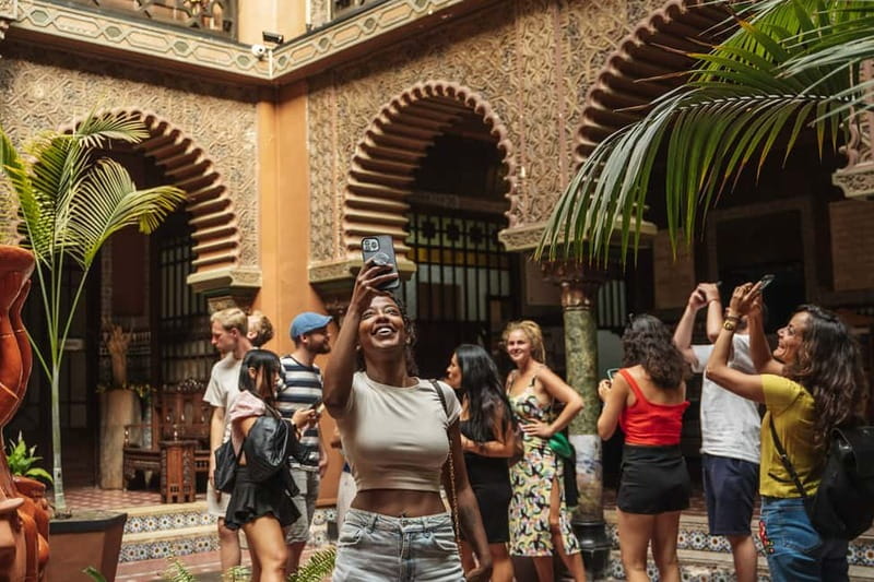 Lisbon: Baixa Food Walking Tour with Drinks - Lisbon drinks you’ll remember: ginjinha and green wine